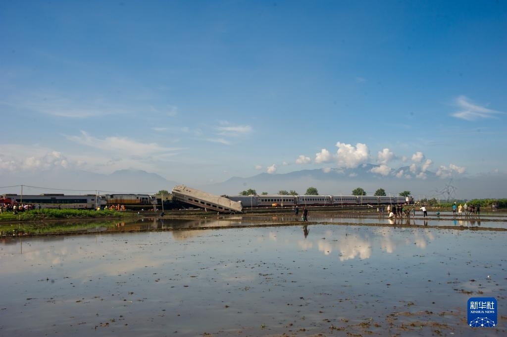 ?這是1月5日在印度尼西亞西爪哇省拍攝的列車相撞事故現(xiàn)場。新華社發(fā)（塞提安賈爾攝）