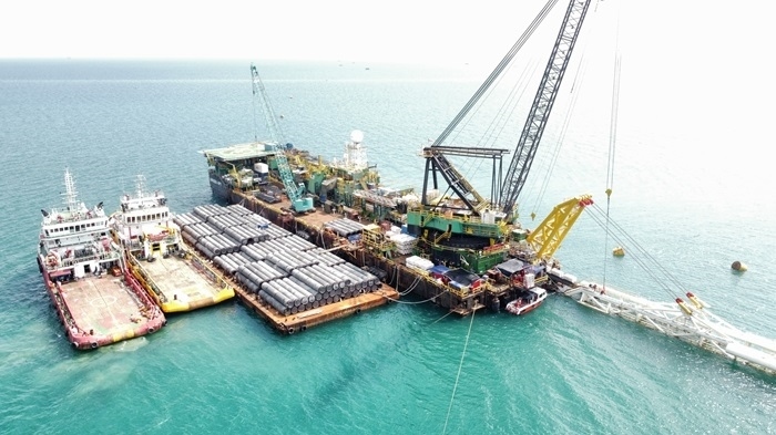 印尼拉維拉維項目52英寸海管拖拉頭準(zhǔn)確抵達(dá)登陸點。主辦方供圖