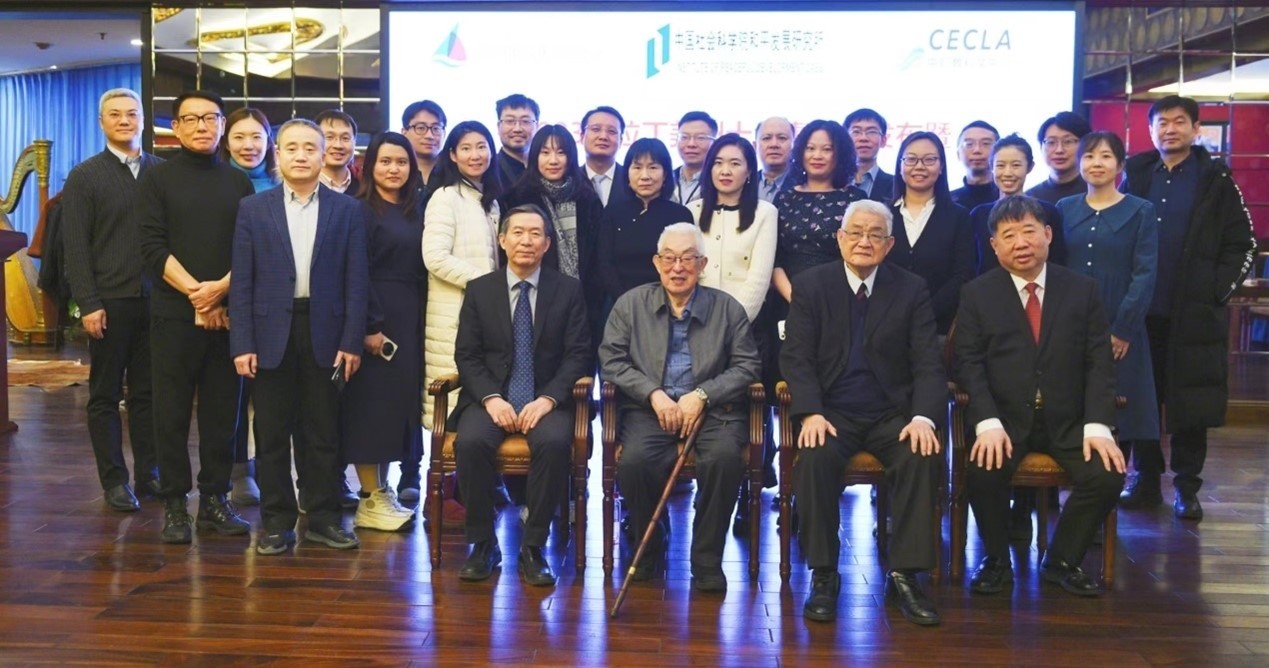 與會專家學(xué)者舉行合影。主辦方供圖