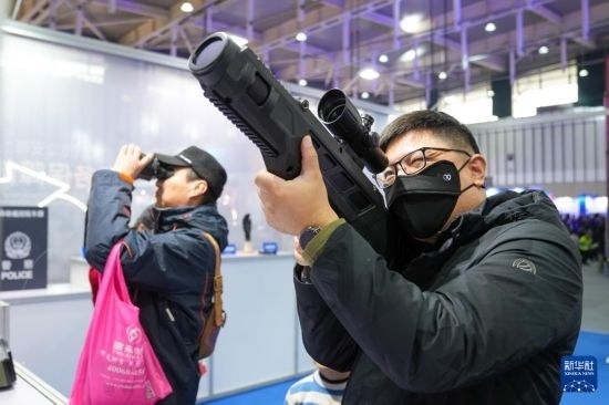 1月6日，觀眾在警營開放周活動(dòng)現(xiàn)場(chǎng)體驗(yàn)警用激光炫目槍。