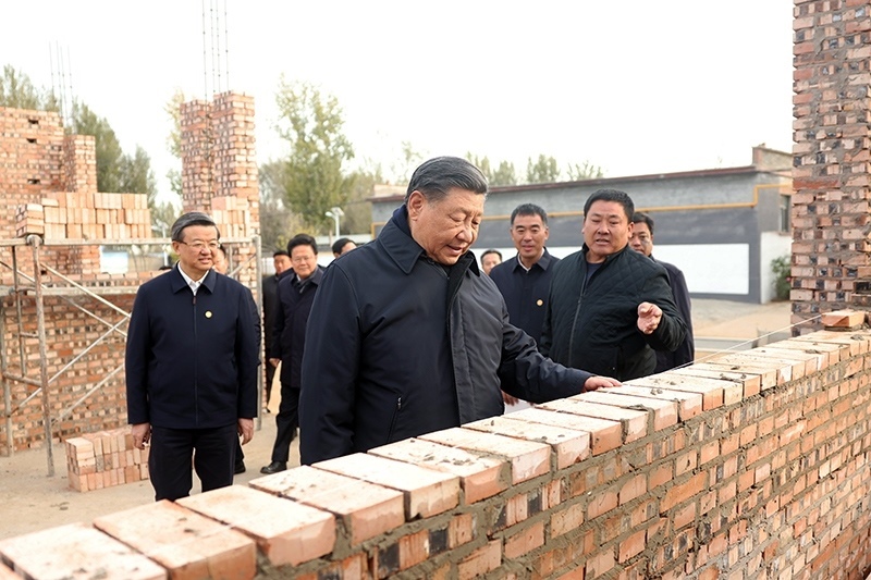 2023年11月10日，習(xí)近平總書記在河北保定涿州市刁窩鎮(zhèn)萬(wàn)全莊村房屋重建施工現(xiàn)場(chǎng)考察。