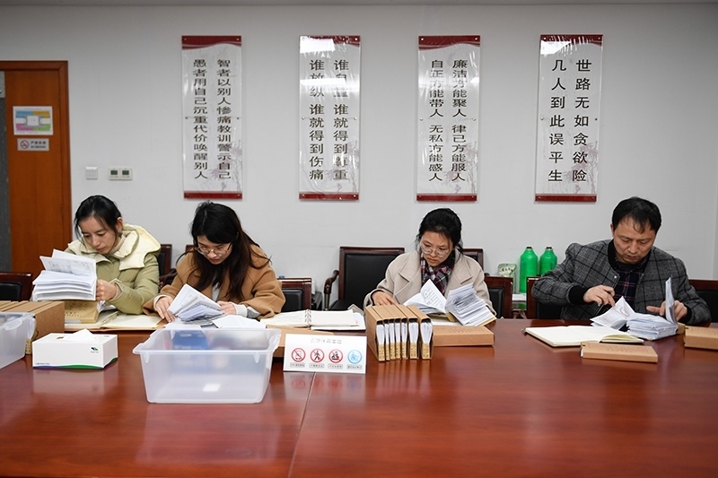 2020年1月8日，浙江寧波市北侖區(qū)紀(jì)委工作人員在檢查北侖區(qū)大數(shù)據(jù)發(fā)展管理中心2019年的公款消費(fèi)票據(jù)，查找是否存在違規(guī)問(wèn)題。