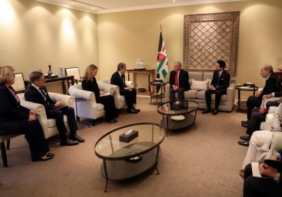 1月7日，約旦國王阿卜杜拉二世（中右）在安曼會見到訪的美國國務(wù)卿布林肯（中左）。新華社發(fā)（約旦王宮供圖）