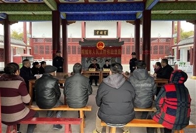  圖③：庭審在謝氏祠堂內(nèi)進(jìn)行。