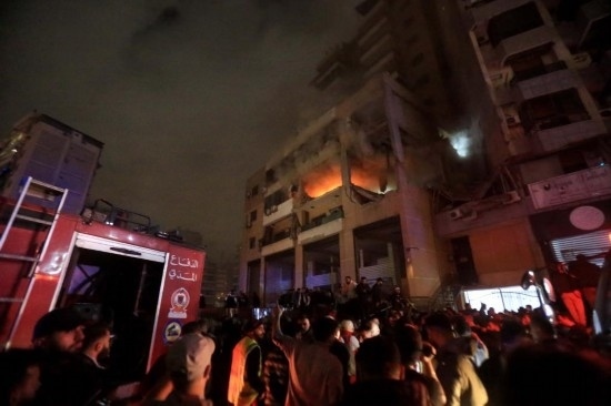 1月2日，人們聚集在黎巴嫩貝魯特南郊的以色列無人機(jī)襲擊現(xiàn)場(chǎng)。新華社發(fā)（比拉爾·賈維希攝）