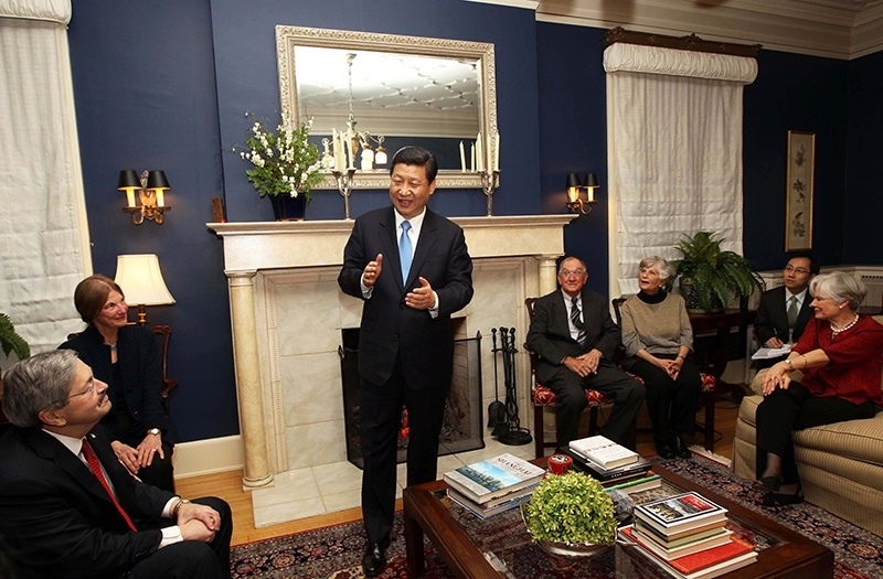 習(xí)近平2012年訪美時(shí)與老朋友敘舊場(chǎng)景。