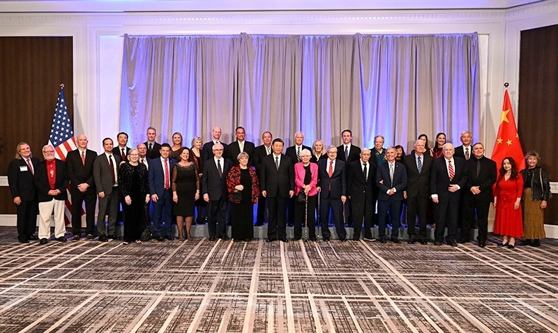 這是美國(guó)友好團(tuán)體聯(lián)合歡迎宴會(huì)開(kāi)始前，習(xí)近平主席會(huì)見(jiàn)飛虎隊(duì)和史迪威將軍后人、鼓嶺、艾奧瓦州、華盛頓州等方面友好人士代表，同他們親切交談并合影留念。