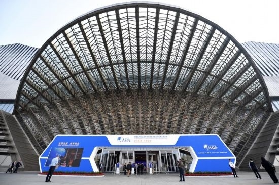 2023年10月30日，參會(huì)嘉賓步入長(zhǎng)沙國(guó)際會(huì)議中心。當(dāng)日，以“全球發(fā)展 共享安全”為主題的博鰲亞洲論壇全球經(jīng)濟(jì)發(fā)展與安全論壇第二屆大會(huì)在湖南長(zhǎng)沙開幕。新華社記者 陳振海 攝