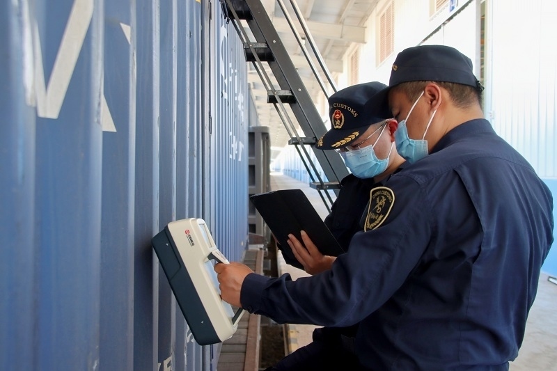 海關(guān)關(guān)員使用手持式輻射探測(cè)儀對(duì)中老鐵路入境貨物進(jìn)行檢測(cè)。張釋巍攝