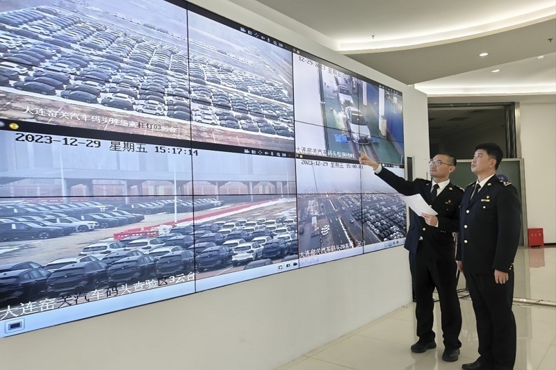 海關(guān)關(guān)員視頻巡查出口汽車(chē)場(chǎng)地。李進(jìn)攝