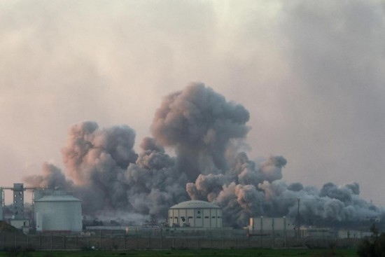  這是1月6日從加沙邊境以色列一側(cè)拍攝的加沙北部遭襲情況。新華社發(fā)（伊蘭·阿薩亞格攝/基尼圖片社）