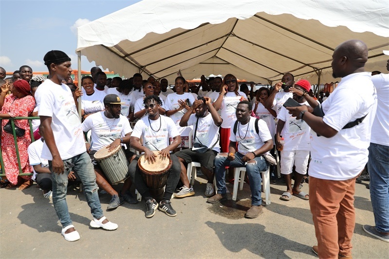 當地民眾慶祝通車。中建國際中西非公司供圖。