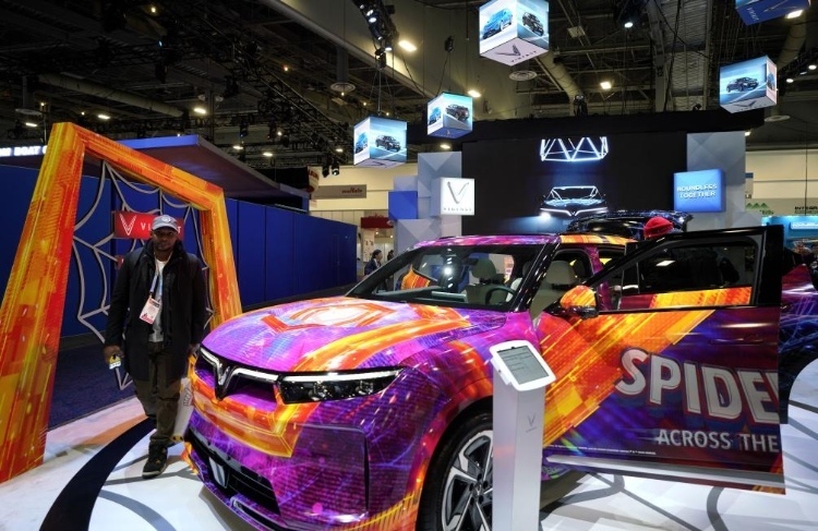 1月11日，人們在美國拉斯維加斯消費電子展越南電動汽車制造商VinFast展臺參觀。新華社記者吳曉凌攝