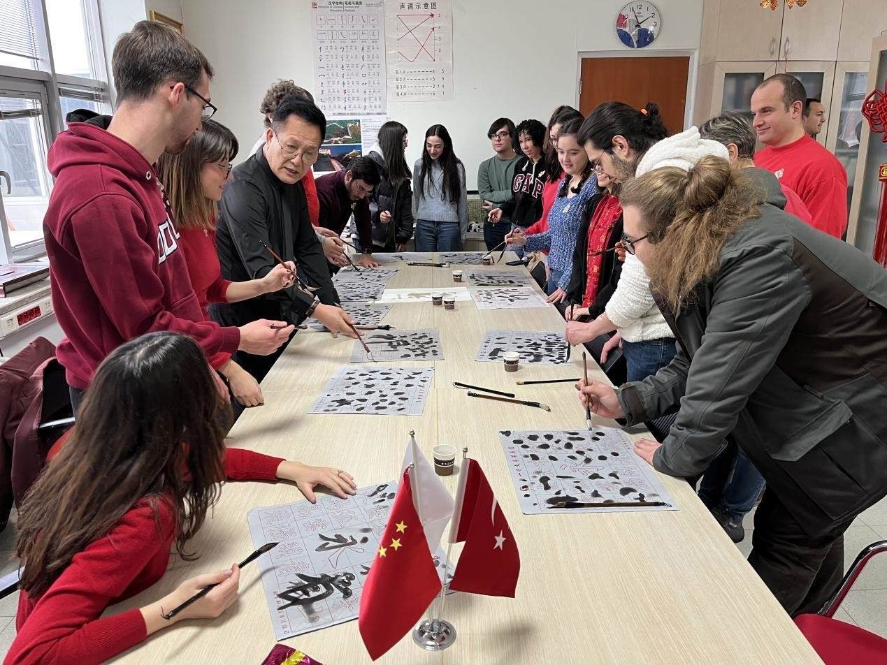 學(xué)生體驗(yàn)書法。中東技術(shù)大學(xué)孔院供圖