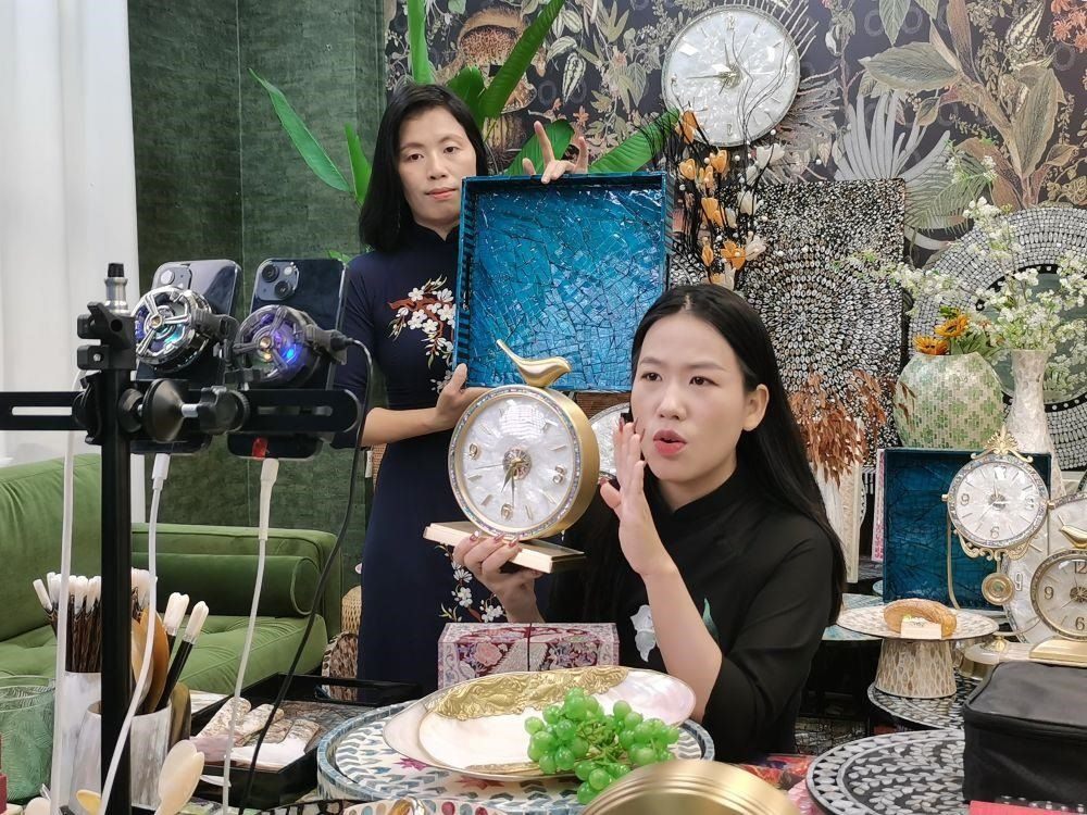 △在廣西防城港東興市一個(gè)電商直播間里，主播在進(jìn)行活動(dòng)推介。