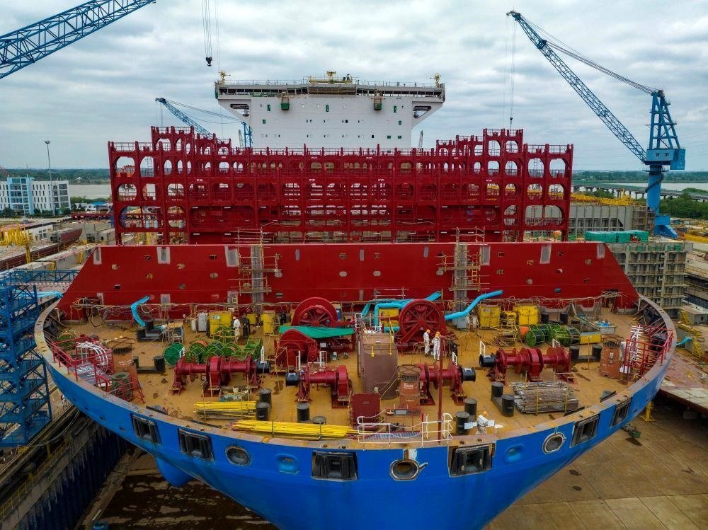 △2023年5月7日，江蘇揚(yáng)州中遠(yuǎn)海運(yùn)重工有限公司工人在作業(yè)。