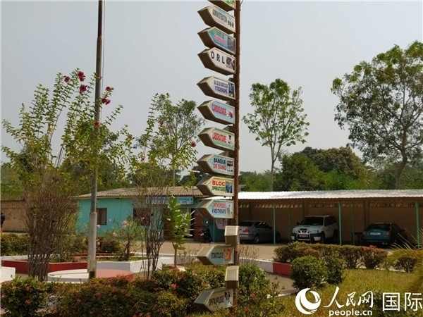 醫(yī)院內(nèi)的各科室指示牌。人民網(wǎng)記者 黃培昭攝