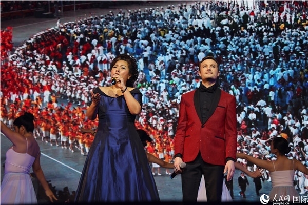 圖為中法藝術(shù)家聯(lián)袂演唱《我和你》。人民網(wǎng)記者 尚凱元攝