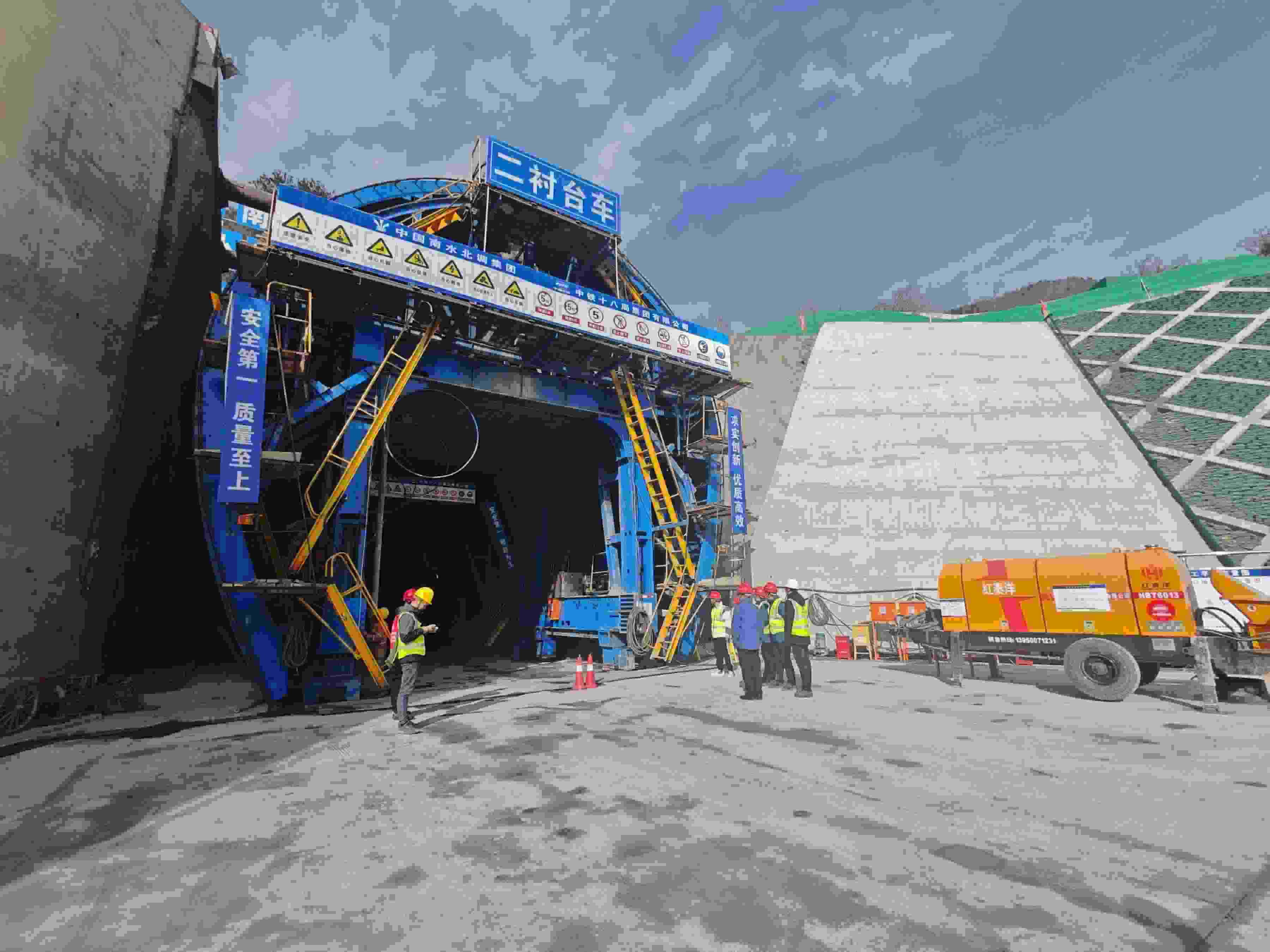 湖北省襄陽(yáng)市?？悼h馬良鎮(zhèn)的引江補(bǔ)漢工程輸水隧洞8號(hào)平洞施工現(xiàn)場(chǎng)。受訪者供圖