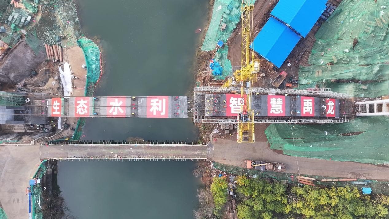 漳河灌區(qū)響水洞渡槽轉(zhuǎn)體合龍。受訪者供圖