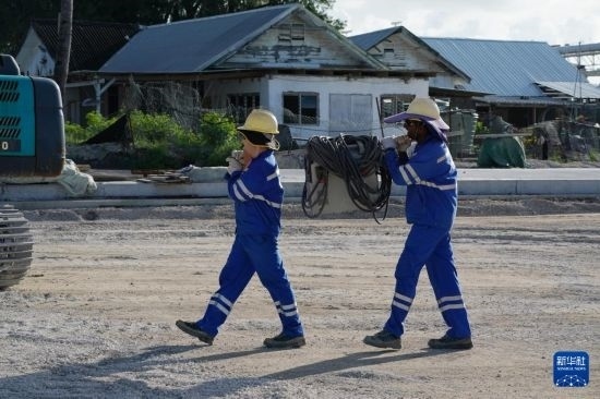 1月18日，工作人員在瑙魯艾沃港碼頭升級(jí)改造項(xiàng)目工地工作。新華社記者 王申 攝