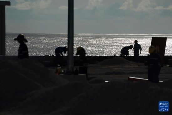 1月18日，工作人員在瑙魯艾沃港碼頭升級(jí)改造項(xiàng)目工地工作。新華社記者 王申 攝