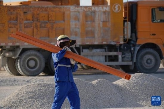 1月18日，工作人員在瑙魯艾沃港碼頭升級(jí)改造項(xiàng)目工地工作。新華社記者 王申 攝