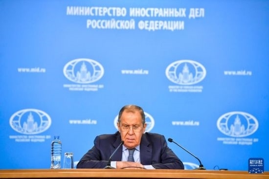 1月18日，在俄羅斯首都莫斯科，俄羅斯外長(zhǎng)拉夫羅夫回答記者提問(wèn)。新華社發(fā)（亞歷山大攝）