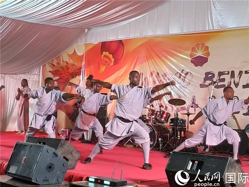 貝寧中國文化中心武術(shù)隊在進(jìn)行表演。人民網(wǎng)記者 黃培昭攝