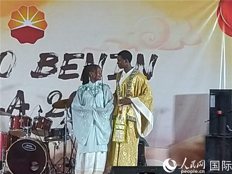 孔子學(xué)院的中國時裝秀表演。人民網(wǎng)記者 黃培昭攝