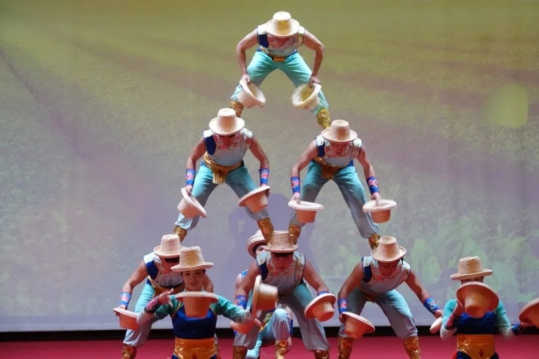 雜技表演“草帽歡歌” 。貝寧中國文化中心供圖