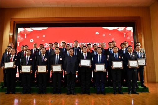 張漢暉為獲獎(jiǎng)單位和個(gè)人頒發(fā)獎(jiǎng)狀。駐俄羅斯使館供圖