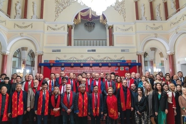 中俄書法美術(shù)作品聯(lián)展與會來賓共同合影留念。駐俄羅斯使館供圖