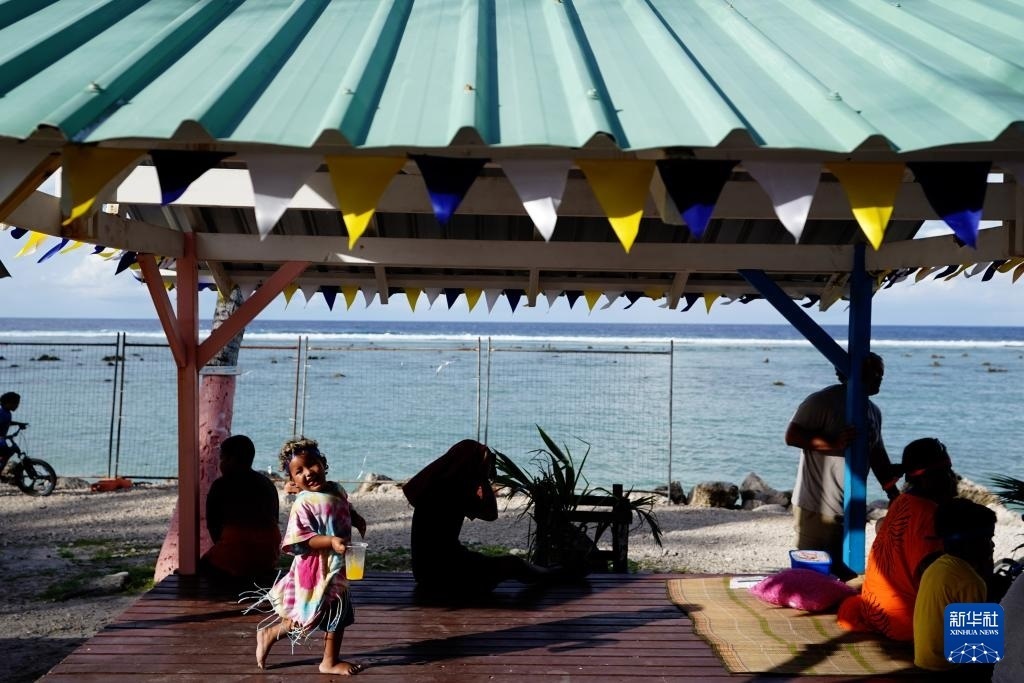 1月20日，當?shù)厝嗽阼斠惶幒┬蓍e娛樂。新華社記者 王申 攝