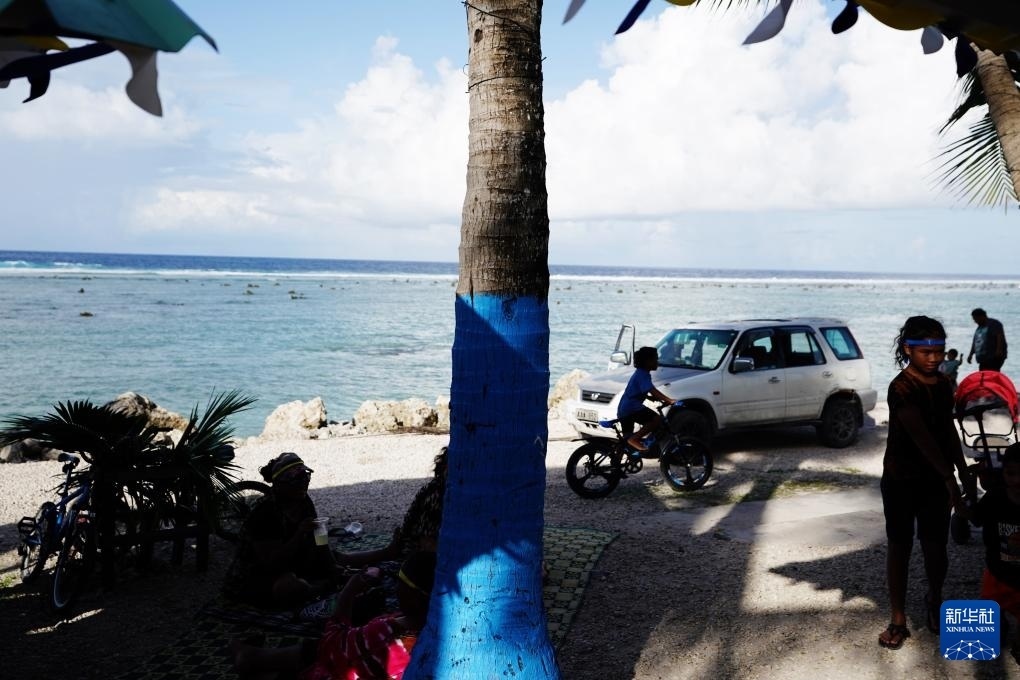 1月20日，當?shù)厝嗽阼斠惶幒┬蓍e娛樂。新華社記者 王申 攝