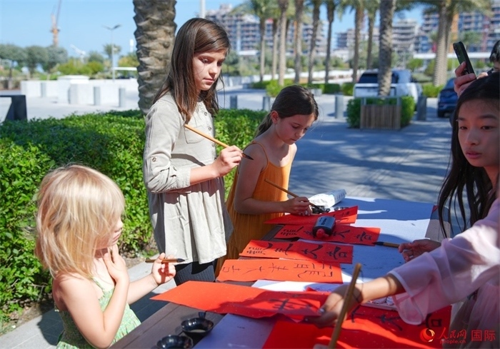 小朋友體驗(yàn)書(shū)法創(chuàng)作。人民網(wǎng) 塔里克·易卜拉欣攝