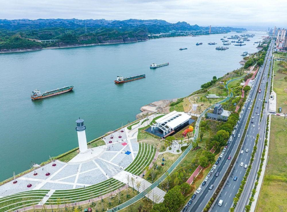 △湖北宜昌市濱江公園燈塔廣場。該廣場是在實(shí)施岸線復(fù)綠等綜合措施后，由老舊碼頭改造而成。