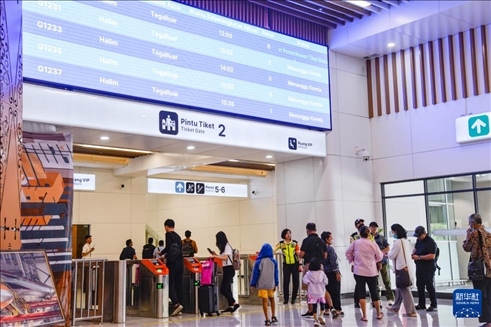 1月24日，在印度尼西亞雅加達(dá)哈利姆站候車大廳，乘客刷票前往站臺。新華社記者 徐欽 攝