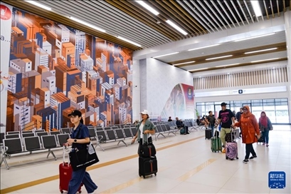 1月24日，在印度尼西亞雅加達(dá)哈利姆站，乘客在候車大廳內(nèi)行走。新華社記者 徐欽 攝