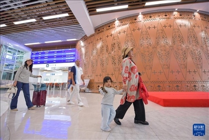 1月24日，在印度尼西亞雅加達(dá)哈利姆站，乘客在候車大廳內(nèi)行走。新華社記者 徐欽 攝