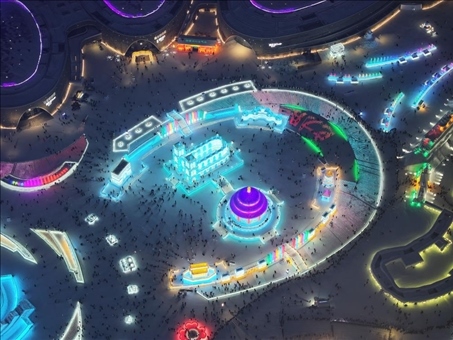 這是2023年12月27日在哈爾濱冰雪大世界拍攝的以巴黎圣母院和北京天壇為核心的冰建景觀群。