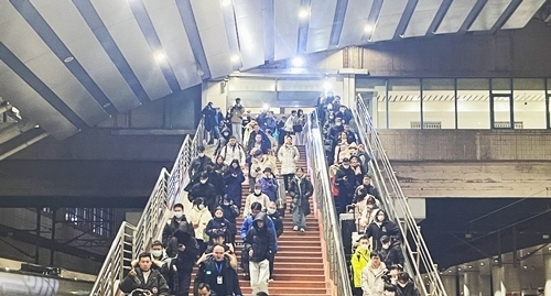 2024年鐵路春運今日啟動，旅客進入站臺準備乘車。人民網(wǎng)記者 喬雪峰攝