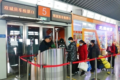 哈西公路客運站內(nèi)旅客檢票排隊上車。黑龍江省交通運輸廳供圖