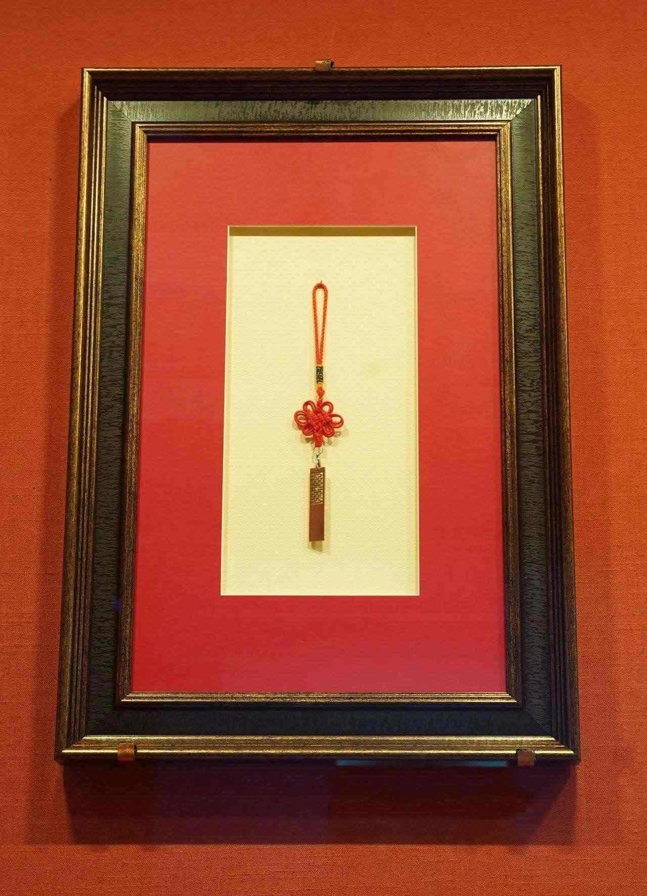 2017年5月，時任肯尼亞總統(tǒng)烏胡魯·肯雅塔贈送習近平主席的蒙內(nèi)鐵路紀念U盤。