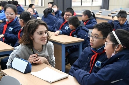  2023年12月18日，在西安新城區(qū)后宰門小學進行的中法校園文化周法語語言沙龍上，西安法語聯(lián)盟的老師與學生進行互動。新華社記者 劉瀟 攝