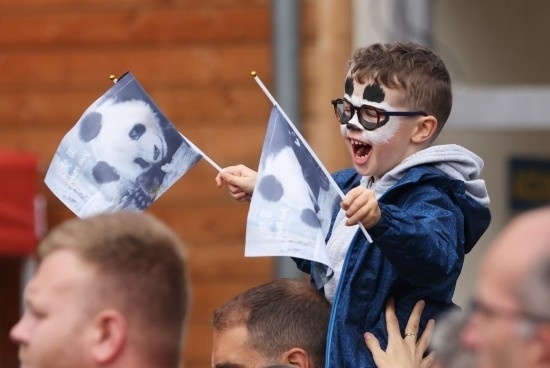  2023年7月26日，在法國圣艾尼昂市博瓦勒野生動物園外，一名兒童等待送別熊貓“圓夢”。新華社記者 高靜 攝