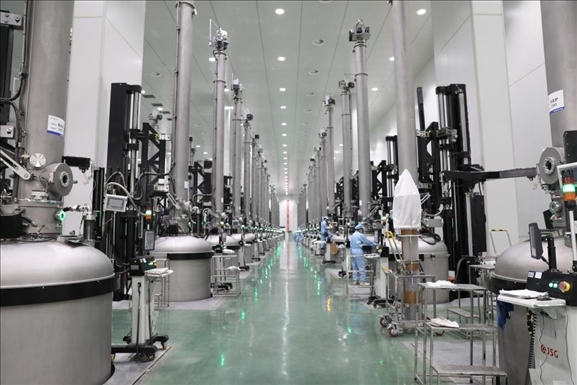 曲靖經(jīng)開區(qū)晶澳太陽能生產(chǎn)車間場景。 葉倬瑋攝