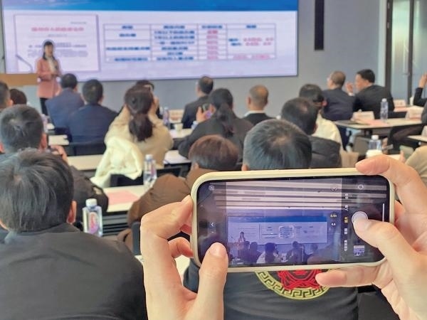 1月2日，“百團(tuán)千企出海拓市場(chǎng)增訂單”行動(dòng)啟動(dòng)。蔣文廣 攝