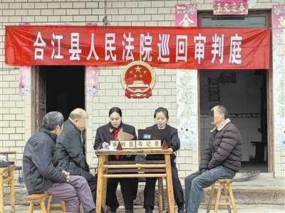  圖②：巡回審理現(xiàn)場。