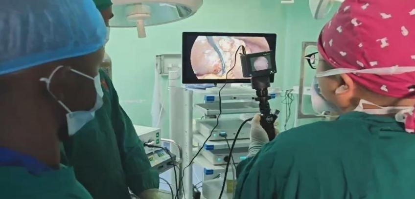 吳巍醫(yī)生（右一）在開展雙鏡聯(lián)合手術(shù)。中國援桑醫(yī)療隊(duì)供圖